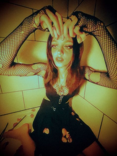 Y2k Grunge Photoshoot, Alternative Model Photography, Grunge Photoshoot Ideas At Home, 90s Grunge Photography, Goth Instagram Pictures, Alt Aesthetic Pictures, Grunge Instagram Pictures, 90s Grunge Photoshoot, Edgy Photoshoot Grunge