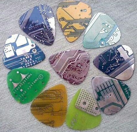 Good ideas for guitar picks - 9GAG Cool Guitar Picks, Guitar Pick Jewelry, Guitar Pics, Board Art, Deco Originale, Guitar Art, Guitar Strings, Guitar Picks, Electronic Art