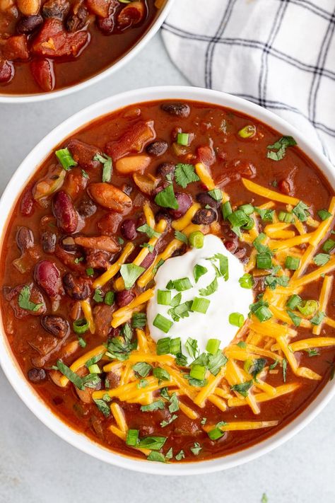 Instant Pot Vegetarian Chilli, Vegetarian Chili Crock Pot Easy, Chili Beans No Meat, Meat Free Chili, Instant Pot Veggie Chili, Veggie Bean Chili, Sweet Chili Vegetables, Chili Recipe Crockpot No Meat, Chili Vegetarian Recipe