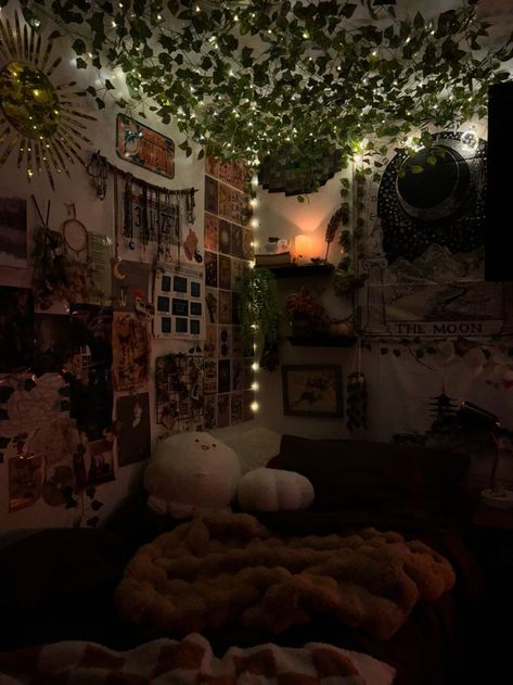 A comfy looking, aesthetic bedroom, with fairy lights and vines along the ceiling and walls. Perfect sleep room for teenagers. #uniroomdecor #fairylights #roomdecor #bedroom #comfy #bedding #vines Sala Grunge, Grunge Room Ideas, Grunge Bedroom, Chill Room, Idee Cosplay, Grunge Room, Indie Room, Cozy Room Decor, Pretty Room