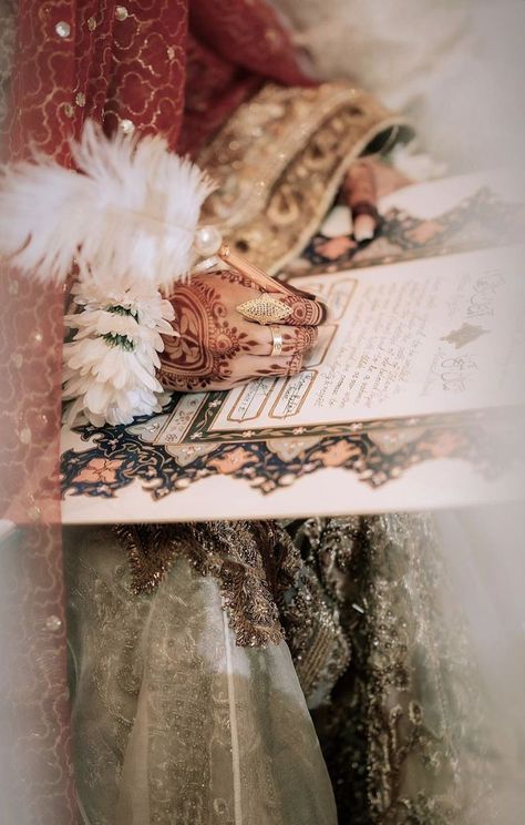 Nikkah Signing Pics, Weddings Couple Poses, Masjid Nikkah Aesthetic, Nikkah Vision Board, Nikkah Signature Pics, Nikah Photoshoot Ideas, Nikkah Photoshoot Ideas, Creative Wedding Photos Inspiration, Nikha Pic