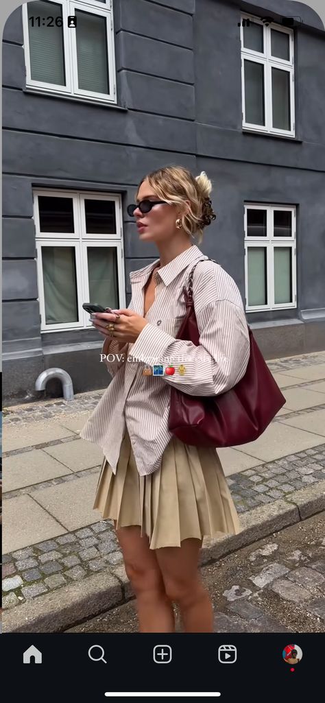 Khaki Skirt Outfit Aesthetic, Summer Pleated Skirt Outfit, College Skirt Outfit, Orange Mini Skirt Outfit, Khaki Pleated Skirt Outfit, Khaki Mini Skirt Outfit, Beige Pleated Skirt Outfit, Pleated Skirt Outfit Fall, Mini Pleated Skirt Outfit