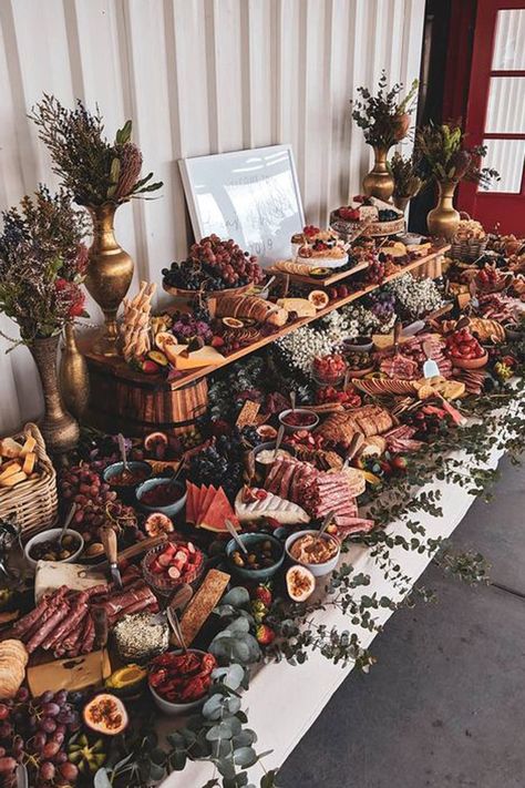 Wedding Entertainment Ideas, Idee Babyshower, Tafel Decor, Viking Wedding, Reception Food, Entertainment Ideas, Wedding Buffet, Harvest Table, Ideas Food