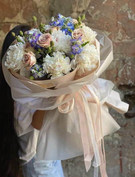 Wrap Flowers In Paper, Flower Bouquet Diy, Boquette Flowers, Paper Bouquet, Modern Flower Arrangements, Bouquet Wrap, Flowers Bouquet Gift, How To Wrap Flowers, Chocolate Bouquet