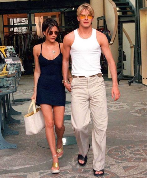 Posh And Becks, David Beckham Style, Victoria And David, Victoria Beckham Outfits, David And Victoria Beckham, Couple Fits, Victoria Beckham Style, Posh Spice, Bruce Willis