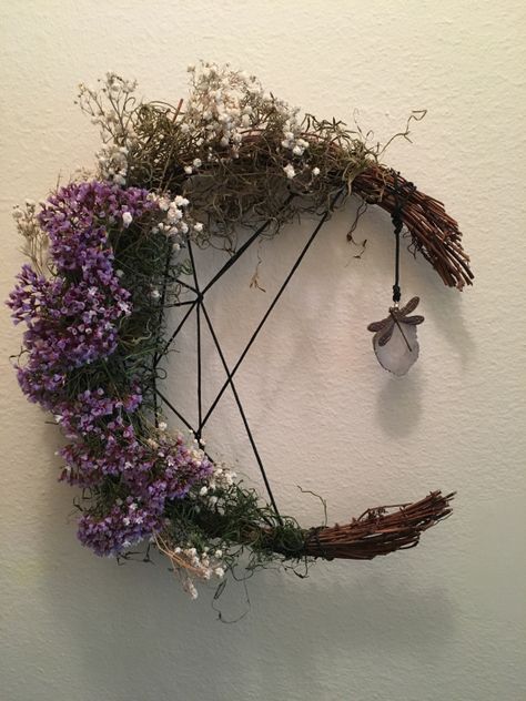 Witchy Craft ~ DIY Moon Wreath – The Magickal Cottage Diy Moon Wreath, Whimsigoth Room, Grapevine Garland, Diy Moon, Moon Wreath, Wiccan Crafts, Wiccan Decor, Pagan Crafts, Witch Diy