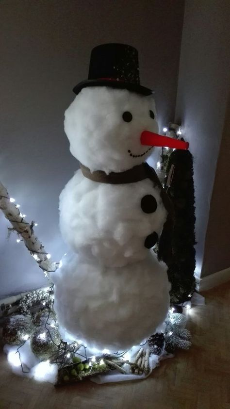 Diy Indoor Snowman, Hanukkah Diy, Diy Christmas Snowman, Outdoor Snowman, Christmas Decor Diy Cheap, Happy Christmas Day, Candy Land Christmas Decorations, Candy Land Christmas Tree, Diy Snowman