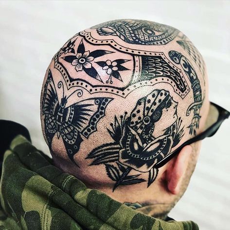 Derek Billingsley Bald Tattoo, Bald Head Tattoo, Tattoo Crane, Tricep Tattoos, Scalp Tattoo, Head Tattoo, Traditional Tattoo Sleeve, Flash Tattoo Designs, Initial Tattoo