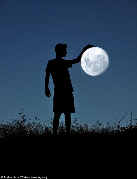 He's got the whole moon, in his hand: Arm perfectly curves around the edge of the moon Excited Pictures, Illusion Photography, Moon Man, Moon Set, Colorful Sky, Forced Perspective, Perspective Photography, Play Basketball, Moon Photos