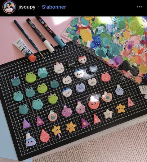 Clay Pins, Clay Magnets, Tanah Liat, Clay Diy Projects, Cute Polymer Clay, Cute Clay, Clay Jewelry Diy, Clay Art Projects, Polymer Clay Charms