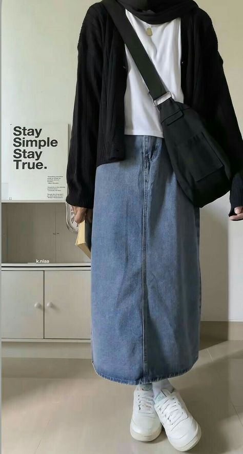 Hijab Fashion Skirt Outfits, Ootd Kampus Hijab Casual, Outfit Long Denim Skirt, Denim Skirt Modest Outfit, Hijabi Denim Skirt, Outfit Kampus Hijab Casual, Hijabi Korean Style, Denim Skirt Hijab Outfit, Shirt And Denim Outfit