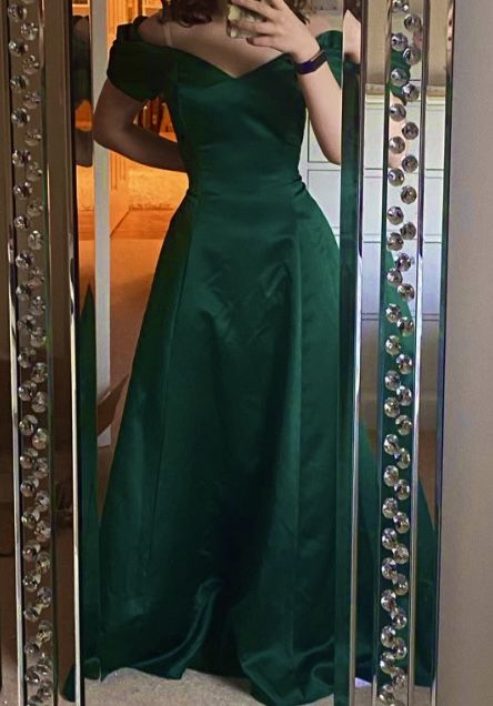 Dark Green Floor Length Dress, Emerland Green Dress Prom, Emerald Green Gown Dress, Emerald Dress Formal Long, Emerald Green Long Gown, Satin Prom Dress Aesthetic, Emerald Green Dress Vintage, Emerald Green Vintage Dress, Emerald Green Dresses Prom