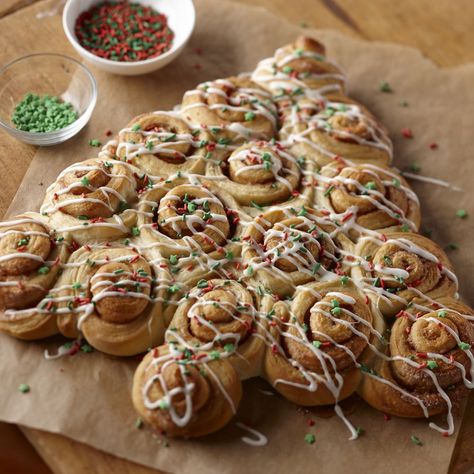 Cinnamon Roll Christmas, Christmas Tree Food, Christmas Recipes Easy, Cinnamon Recipes, Christmas Menu, Cinnamon Buns, Cinnamon Roll, Food 52, Holiday Treats