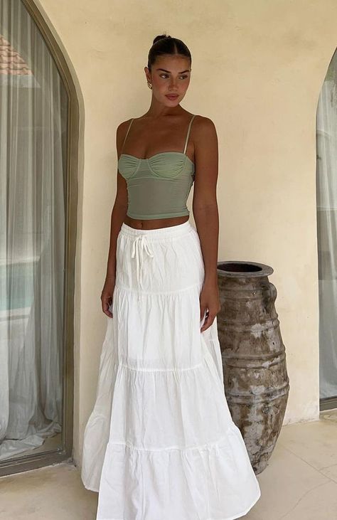 All White Maxi Skirt Outfit, Cancun Vacay Outfits, Flowy Maxi Skirt Outfit Summer, Long White Skirt Outfit Summer Aesthetic, White Summer Skirt Outfit, Summer Outfit With Skirt, Summer Skirts 2024, Float Skirt Outfits, White Flowy Maxi Skirt