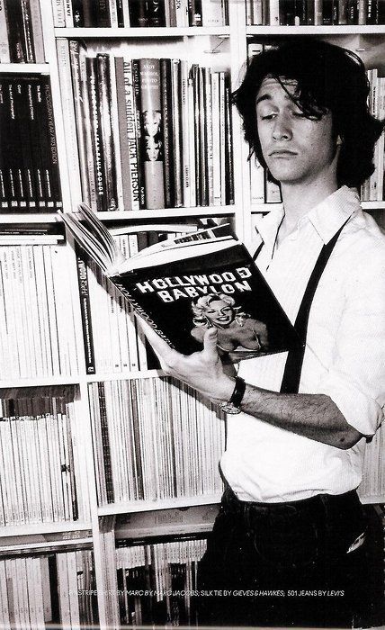 15 Hot Celebrity Guys Reading Books | Epic Reads Blog Celebrities Reading, Holding A Book, Man Reading, People Reading, Joseph Gordon, Joseph Gordon Levitt, Photographie Portrait Inspiration, Reading A Book, Photo Vintage