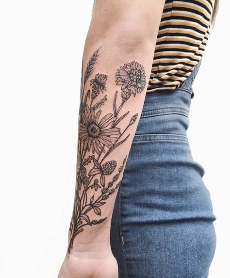 Wild Flower Wrist Wrap Tattoo, Best Women Tattoos, Unique Half Sleeve Tattoos For Women Lower Arm, Pretty Sleeve Tattoos For Women, Tattoos Earthy, Wildflower Half Sleeve Tattoo, Floral Tattoo Design Sleeve, Botanisches Tattoo, Tattoos Shoulder