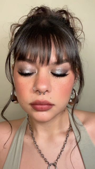 Club Makeup Night, Edgy Makeup Looks, Party Eye Makeup, Makeup Themes, Club Makeup, Silver Eye Makeup, Silver Makeup, Pretty Eye Makeup, Barbie Makeup