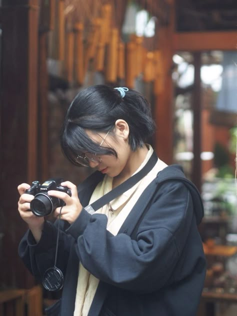 Person With Camera Reference, Camera Pose Reference, Holding Camera Pose, Hands Reference, Girl Photographer, Pretty Handwriting, The Art Of Photography, Girls With Cameras, Camera Drawing