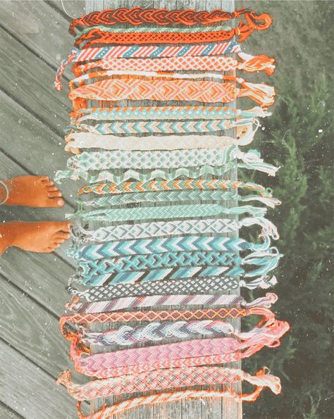 Summer Thread Bracelets, Preppy Friendship Bracelets, Obx Bracelets, Obx Outfits, Chevron Friendship Bracelets, Braided Friendship Bracelets, Friendship Bracelet Patterns Easy, Bracelets Tutorial, Surf Girl