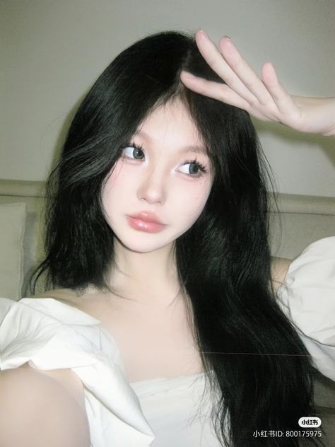 Douyin Makeup, Soft Makeup Looks, Doll Eye Makeup, Ethereal Makeup, Cute Makeup Looks, Foto Poses, Asian Makeup, Medium Length Hair Cuts, Pretty Makeup