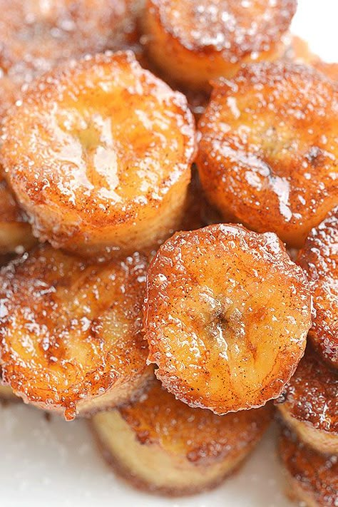 These pan fried cinnamon bananas are so easy to make and taste SO GOOD! They're amazing (seriously AMAZING) on ice cream or pancakes, or just as a snack. Soft and sweet on the inside and caramelized on the outside. Mmmm... Cinnamon Bananas, Fried Bananas, Dessert Toppings, Cinnamon Banana, Banana Recipes, Great Desserts, Fruit Recipes, Nutrition Recipes, Bananas