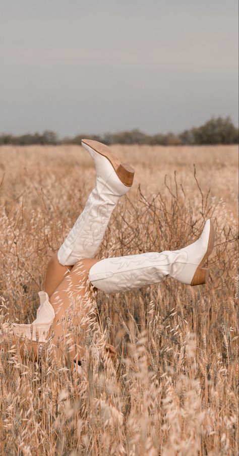 Field. Boots. Cowgirl aesthetic. Aesthetic field photo Bridal Cowboy Boots, Cowgirl Boots Aesthetic, Modern Cowgirl Outfits, Western Photo Shoots, Cowgirl Photoshoot, Aesthetic Boyfriend, Senior Photoshoot Poses, Cowgirl Photo, Western Photoshoot