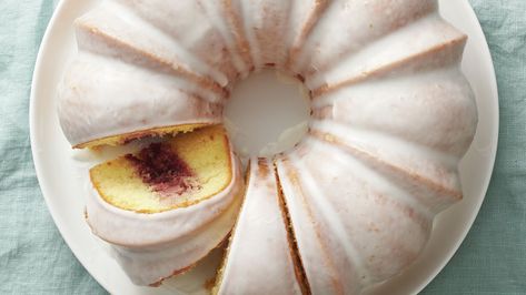 Cake doughnut? Jelly doughnut? Raised and glazed? Now you don’t have to choose. With its fine, moist crumb, raspberry jam filling and sweet glaze, this bundt combines all the best characteristics of these doughnuts into one crowd-sized treat that’s better than anything the bakery has to offer. So skip the dozen doughnuts, because this cake serves 12. And its showstopping looks hide its secret well. That secret? It’s easy! This recipe begins with a box of Betty Crocker™ Super Moist™ yellow cake m Doughnut Bundt Cake, Betty Crocker Cake, Jelly Doughnuts, Betty Crocker Recipes, Doughnut Cake, Bundt Cakes Recipes, Yellow Cake Mixes, Cake Servings, Betty Crocker