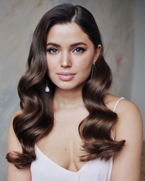 Hollywood glam. #brunette #waves #sleekhair Bridal Hairstyles Medium Length, Mod Hairstyles, Engagement Hair, Wedding Hair Brunette, Old Hollywood Hair, Hollywood Curls, Bridal Hair Down, 20s Wedding, Prom 2022