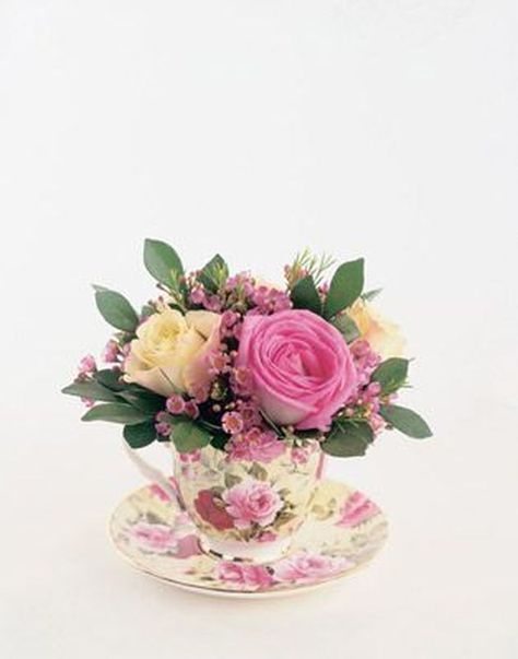 Stylish 20+ Best Spring Flower Arrangements Centerpieces Decoration Ideas Tea Cup Flower Arrangements, Flowers In A Teacup, Spring Flower Arrangements Centerpieces, Teacup Flowers, Bridal Party Tables, Pink Centerpieces, Small Flower Arrangements, Cup Flower, Flowers Tea