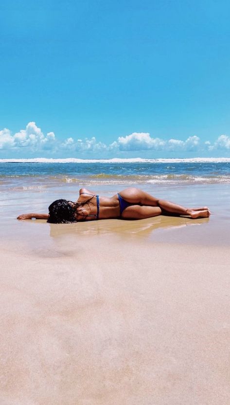 Beach Lay Down Pose, Laying On The Beach Pictures, Beach Bed Poses, Poses Instagram Bikinis Laying Down, Beach Pose Laying Down, Vacay Photoshoot Ideas, Posing By The Pool, Laying At The Beach, Beach Bed Pictures