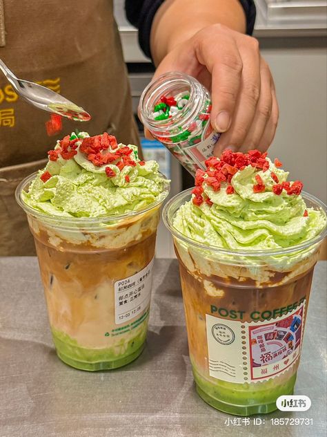 Christmas Matcha, Matcha Coffee, Milk Cafe, Xmas Desserts, Iced Drinks Recipes, Christmas Drink, Sweet Drinks, Dessert Drinks, Smoothie Recipes Healthy