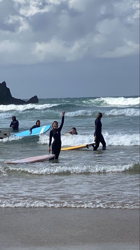 Girls Surfing, Photo Surf, Summer With Friends, Surf Training, Wave Photography, Surfing Aesthetic, Surf Aesthetic, Waves Photography, Surfing Photos