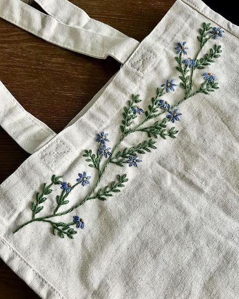 Embroidery Patterns Flowers Simple, One Colour Embroidery, Simple Floral Embroidery Designs, Floral Embroidery Ideas, Floral Embroidery Design, Leaf Stiching Embroidery Design, How To Cross Stitch On Clothes, Embroidery Patterns Clothes, Diy Embroidery Gift Ideas