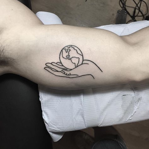 13.2k Likes, 197 Comments - Curt Montgomery (@curtmontgomerytattoos) on Instagram: “A quick handy jobo for your FUCKEN world ya FUCKEN bunch of sweet bbz Done'zo @olyangertattoo…” Globe Tattoo, Globe Tattoos, Earth Tattoo, Hands Tattoo, Petit Tattoo, Vegan Tattoo, World Tattoo, B Tattoo, Tattoo Feminina