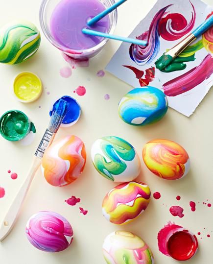 Color swirls: This decorating technique is easy enough for kids to lead the way. More Easter decorating ideas: http://www.midwestliving.com/holidays/easter/easy-easter-decorations/?page=0 Modern Easter Egg, Easter Egg Decoration, Creative Easter Eggs, Modern Easter, Egg Decoration, Easy Easter Decorations, Easter Egg Dye, Easter Egg Crafts, Easter Egg Painting