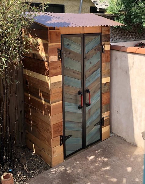 Diy Garden Shed Pallets, Garden Closet Storage, Tiny Tool Shed, Outdoor Yard Tool Storage Ideas, Small Shed Tool Storage Ideas, Diy Tool Shed Outdoor Storage, Fuel Storage Ideas, Diy Outdoor Tool Storage, Garden Tool Storage Shed