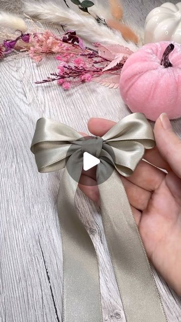 Katharina Tarta Crafts on Instagram: "🎀 If you want to add a delicate touch to your gifts or crafty projects,  this simple tutorial is for you. Every time I wanted to make this bow, I had to think about how to make it all over again, so I thought I’d capture it in a video for you and for me, to come back to every time I need it 😉

Also someone asked for a bow tutorial so this video was overdue anyway 😊

And I have to say, I absolutely love this beautiful way to tie a bow, it’s so perfect for gift wrapping, DIY decor, or any project that needs a little extra flair. ✨ 💫 

 #diybow #easytutorial #craftideas #handmadedecor #giftwrappingideas #ribbonbows #creativecrafts #diyprojects" Bows For Vases Diy, Four Loop Bow How To Make, Package Bows Diy How To Make, How To Make A Bow Using 3 Different Ribbons, Tie A Small Bow With Ribbon, How To Tie A Gift Box Bow, Christmas Bows For Gifts, Simple Bow Making, Christmas Bow Making Tutorials