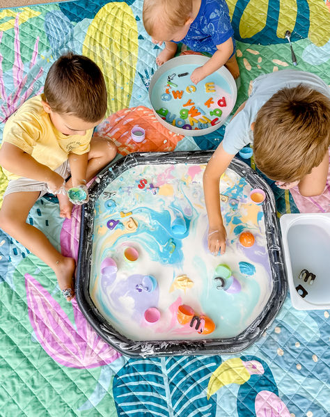 Our Jumbo Flamingo-a-go-go waterproof picnic rug also makes a great play mat for all messy or sensory play trays.   Like this ultimate oobleck recipe and super fun way to use those plastic eggs from Easter! Pin for later!   #playmat #waterproofplaymat #fizzyplayrecipe #learningthroughplay #toddleractivities #playathome #motherhood #playroom #kidsactivities #sensoryplay #playtrayideas #sensoryplayathome #easyplayideas #tufftray #siblingplay #oobleckrecipe #easterplay Invitation To Play Ideas, Messy Play Party, Kids Messy Play, Messy Play Ideas, Oobleck Recipe, Eyfs Curriculum, Messy Baby, Easter Play, Tuff Tray