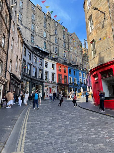 #edinburgh #scotland #summer Summer In Edinburgh, Edinburgh Scotland Summer, Travel Aesthetic Scotland, Summer Edinburgh, Living In Edinburgh Aesthetic, Edinburgh Summer, Edinburgh Scotland Aesthetic Summer, Edinburgh Life Aesthetic, Summer In Ireland