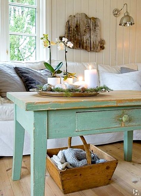 Beachy Shabby Chic Ideas: http://beachblissliving.com/shabby-chic-beach-cottage-decor-ideas/ Shabby Chic Decorating, Shabby Chic Beach Decor, Camera Shabby Chic, Remodel Garage, Shabby Chic Coffee Table, Shabby Chic Beach, Vibeke Design, Deco Champetre, Chic Coffee Table