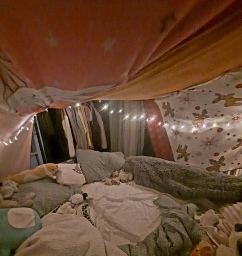 How To Make The Perfect Fort, Blanket Nest Aesthetic, Fort Ideas Indoor, Trio Sleepover, Fort Aesthetic, Winter Sleepover, 1989 Party, Sleepover Fort, Bedroom Fort