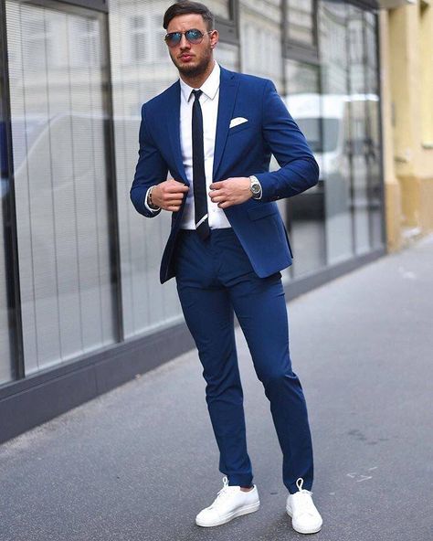 Logra un estilo deportivo sin verte informal | Blog Ferrato Mens Clothing Trends, Social Clothes, Shirt And Tie Combinations, Suits And Sneakers, Men's Business Suits, Blue Suit Men, Party Suits, Groomsmen Suits, Prom Suits