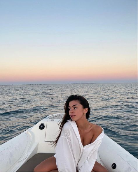 Listen Before I Go, Boat Photoshoot, Summer Instagram Pictures, Boat Summer, Lake Photoshoot, Summer Boats, Beach Instagram Pictures, Boat Pose, Grp Port