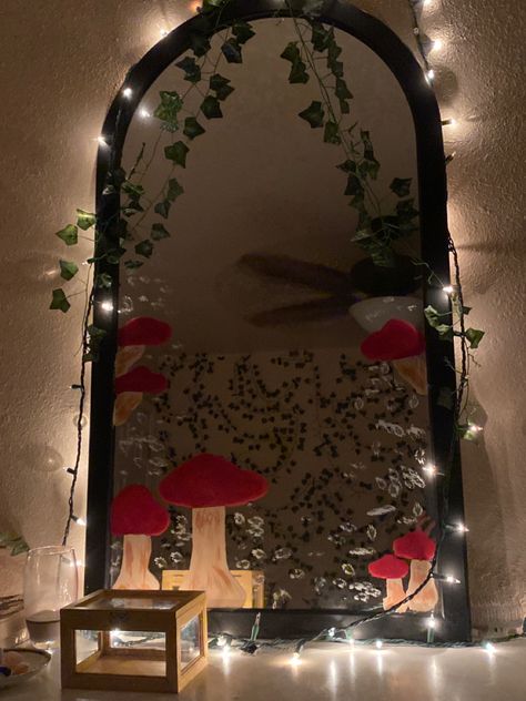 Aesthetic Mirrors Diy, Mushroom Mirror Painting, Mirror Art Painted Aesthetic, Vines On Mirror, Diy Aesthetic Mirror, Painted Mirror Aesthetic, Diy Painted Mirror, Things To Paint On Mirrors, Decorate Mirror Frame