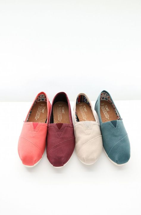 Regular TOMS size 8 (I like all of these colors except no white) Toms Outfits, Tom Shoes, Toms Shoes Outfits, Toms Sandals, Nike Shoes Blue, Chic Minimalista, Toms Shoes Women, White Toms, Toms Flats