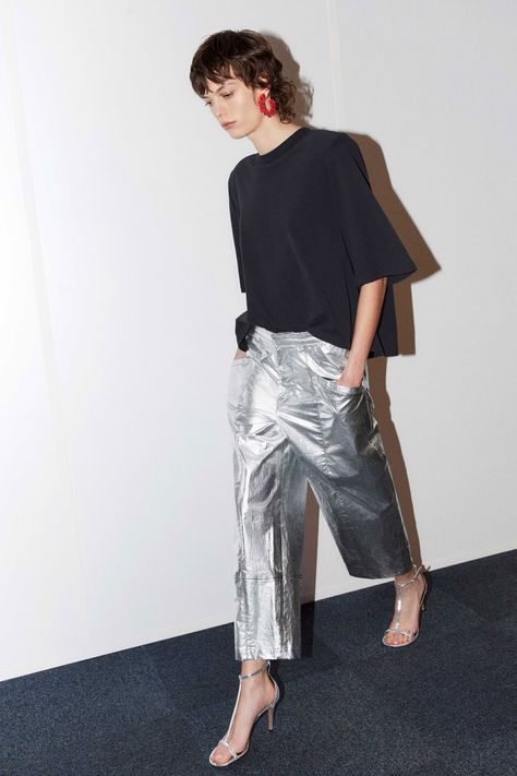 Isabel Marant Pre-Fall 2023 https://www.vogue.com/fashion-shows/pre-fall-2023/isabel-marant/slideshow/collection#7 Party Outfit Street Style, Robe Fuchsia, Christmas Eve Outfit, Metallic Fashion, Silver Pants, Pre Fall 2023, Look Jean, Evening Style, Metallic Pants