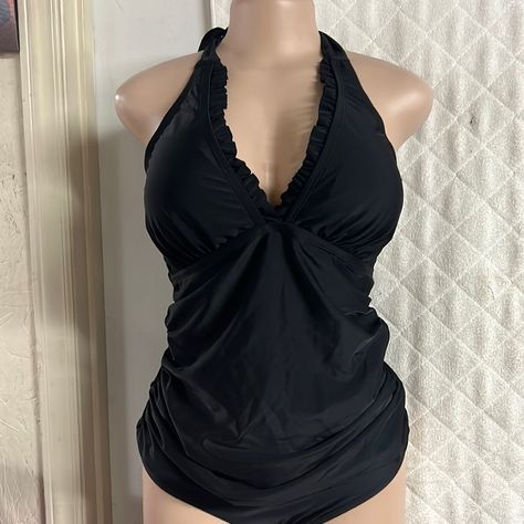 Nwot Black 2-Piece Halter Bikinis. Size: M Halter Outfit, Halter Tops Outfit, Mcbling Fashion, 2000s Outfit, 2000s Clothes, Fasion Outfits, 2000s Fashion Outfits, Halter Tops, Simple Trendy Outfits