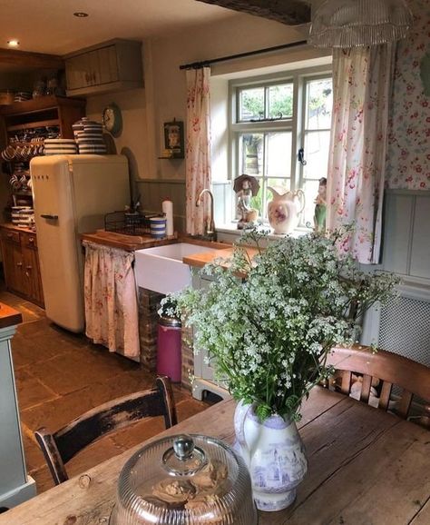 Grannycore Kitchen, Houses Countryside, Grandmacore House, Cottage Homes Interior, English Cottage Kitchens, Cozy English Cottage, Cosy Kitchen, Casa Country, Cottage Style Homes