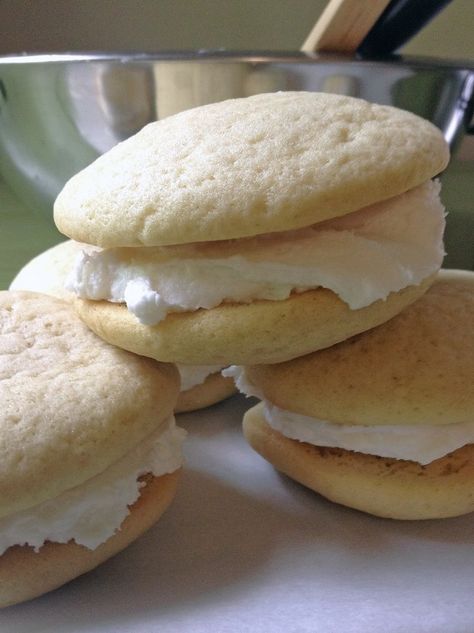 Vanilla Whoopie Pie Recipe, Vanilla Whoopie Pies, Marshmallow Filling, Whoopie Pie Recipe, Moist Vanilla Cake, Whoopie Pie, Mince Pie, Oreo Dessert, Amish Recipes