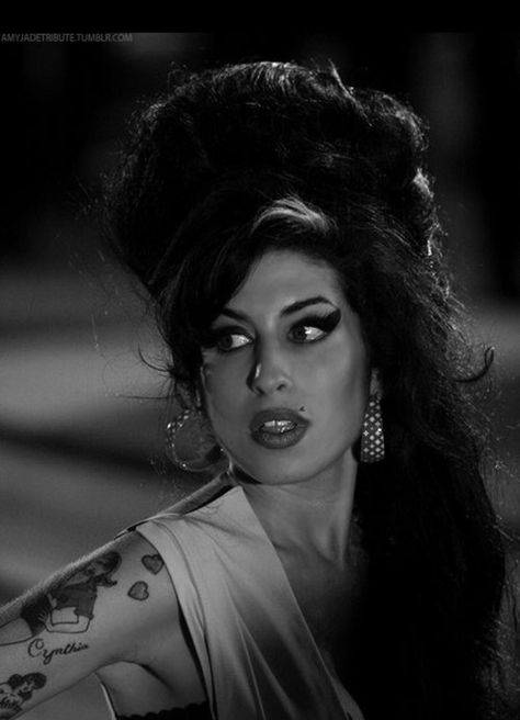 Amy Winehouse Birthday, Amy Wine, Amy W, Amy Winehouse Style, Female Rock Stars, Fantasias Halloween, Amy Winehouse, I Icon, In Hollywood